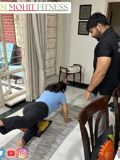 A home session focusing on core strength with a bird dog exercise. I ensure my clients maintain proper alignment to prevent injury.