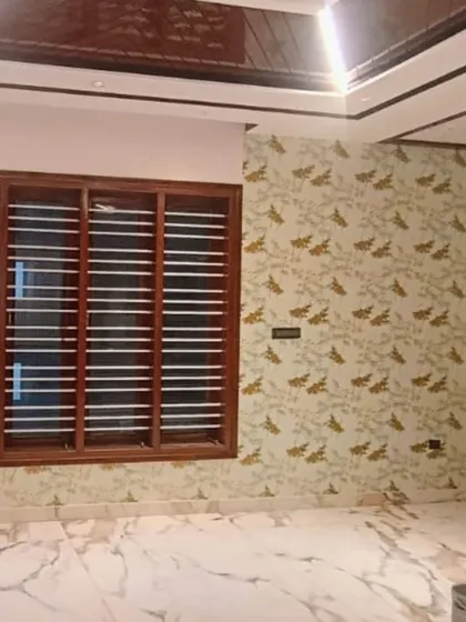 A simple yet elegant wallpaper with a repeating yellow leaf pattern. This design adds a cheerful and subtle touch of nature to the room.