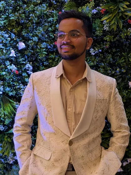 Look at the smile on our happy client. This off-white, self-patterned tuxedo blazer is perfect for evening parties and special events. It has a classic shawl lapel that gives a sophisticated touch for any men's party wear look.