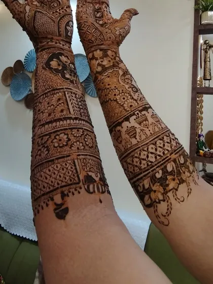 This design shows how floral bands can be used to create a full-arm mehandi look, with different flowers on each arm.