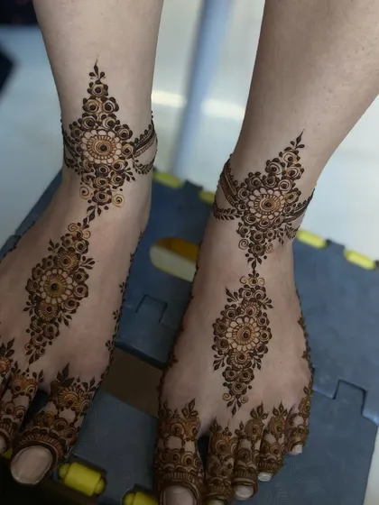 Here are more examples of my bridal foot mehendi. I can create matching designs for both feet or unique, complementary patterns, all tailored to your preference for your wedding day.