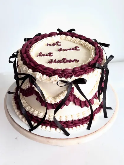 A still shot of the vintage Lambeth cake. This old-school piping technique requires a steady hand and brings so much charm and sophistication to a celebration.