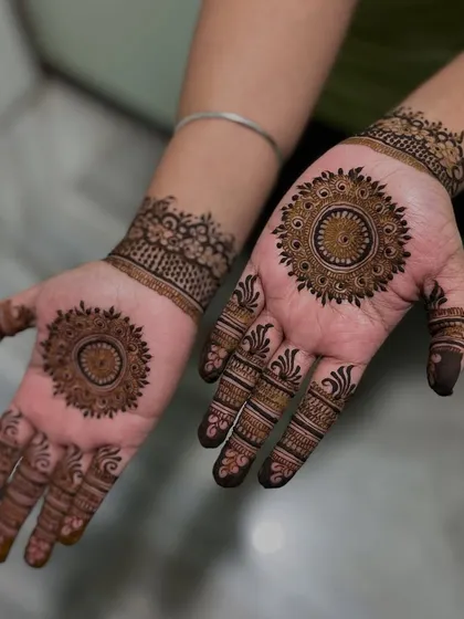 Another angle of this classic mandala design. It's a timeless choice that is perfect for any occasion, from festivals to weddings.