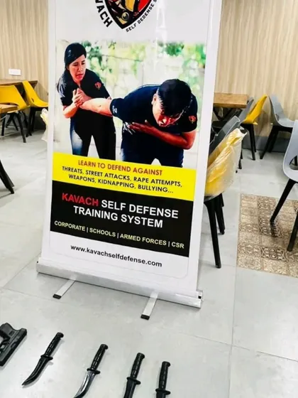 Our training setup for a corporate workshop, including dummy weapons. We prepare your team for a range of threats, from unarmed assaults to weapon attacks.