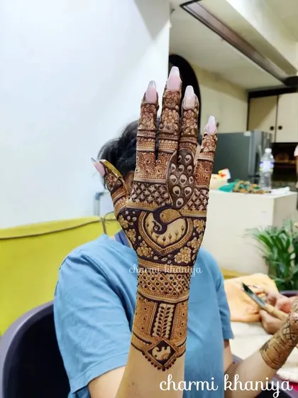 A beautiful single-hand design with a peacock at the center. The intricate patterns on the fingers and wrist complete this elegant look.