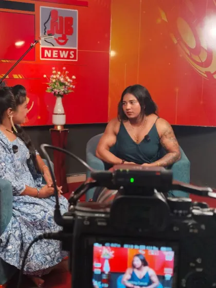 Behind the scenes at my Sthree News interview. I'm always ready to talk about how nutrition and strength training can change lives.