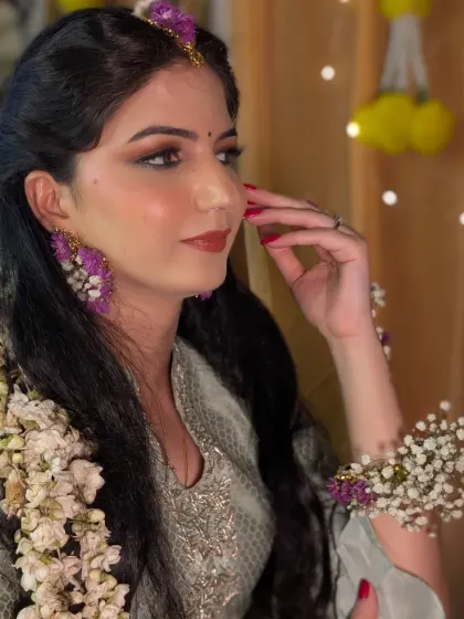 Radiant, clean, and minimal but still fun was the vibe for this Haldi makeup. The look is completed with beautiful floral jewellery.