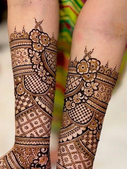A close-up of a beautiful floral leg band, a great option for brides who want their mehendi to extend higher.