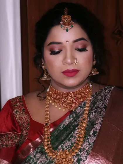 A final look at this beautiful baby shower makeup, capturing the soft glam eyeshadow and perfectly defined lips.