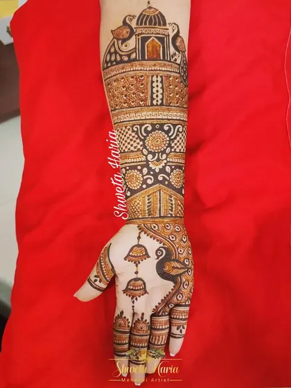 A beautiful bridesmaid mehendi featuring jhumkas, peacocks, and palace architecture for a regal and traditional look.