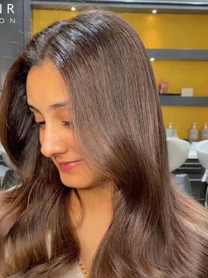 The side profile of this gorgeous balayage, showing the seamless blend from her natural roots to the lighter ends.