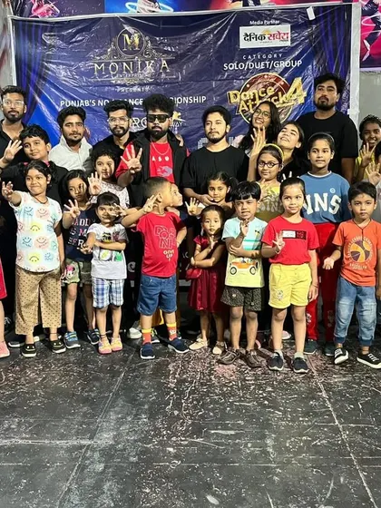 A happy group photo from the Noida Audition. Look at all those smiling faces!