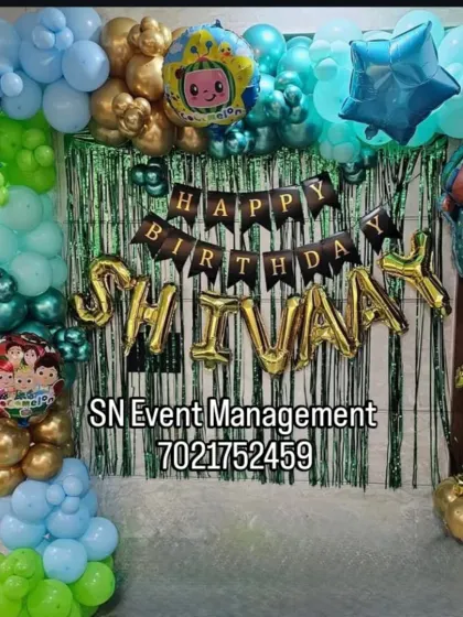 A Cocomelon theme perfect for a home celebration. This setup includes a balloon arch over a green shimmer curtain, character foil balloons, and a personalized name banner.