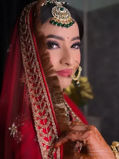 A perfect pose from a perfect bride. This shot from the side, with the veil, is a classic that always looks stunning.