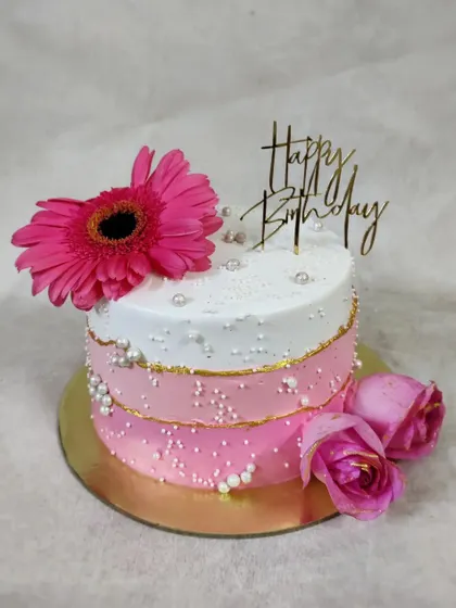 Shades of pink for a special mom's birthday. This ombre cake is decorated with fresh flowers and delicate pearls for an elegant and feminine look.