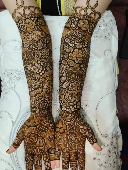 This bridal design features beautiful scalloped edges at the top, giving it a unique and elegant finish.