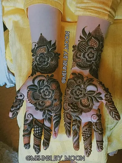 Another look at a beautiful Arabic floral design. The contrast between the dark, bold outlines and the delicate shading inside the flowers makes the design really stand out.