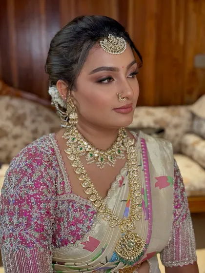 Elegance in every detail for a Bangle ceremony. This bride's look is timeless and classic, with soft makeup that enhances her features and complements her beautiful jewellery.