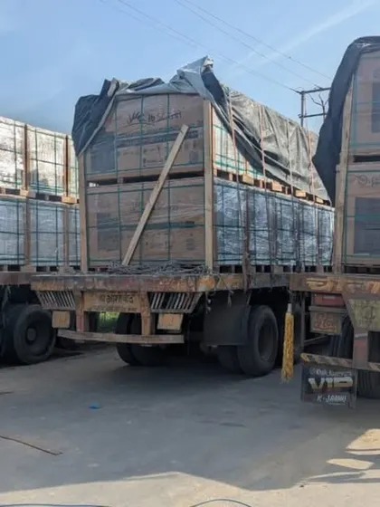 Our logistics and supply chain are built to support India's most ambitious energy goals. Here, our M10 Mono PERC Bifacial panels are being dispatched for PM-KUSUM Component-C projects in Rajasthan, part of a 100MW ongoing initiative to empower the state's farmers.