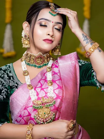 A beautiful collaboration featuring a unique pearl and kemp stone haram. The contrast with the green velvet blouse is stunning.