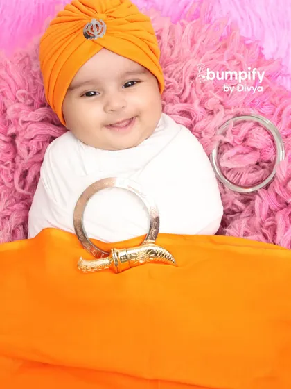 Look at that heart-melting smile! This little one, dressed in a traditional Sikh patka and kara for his infant photoshoot, just filled my studio with so much happiness. It's an honor to capture these moments of cultural pride.