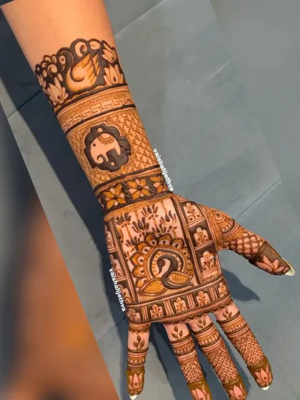 A trendy design featuring a mix of popular motifs. This single-hand pattern includes swans, elephants, peacocks, and lotuses.
