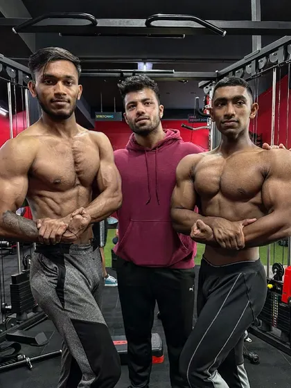 With two of my students, each with a different physique goal. I tailor my coaching to help them achieve either a lean aesthetic body or a bigger, more muscular frame.