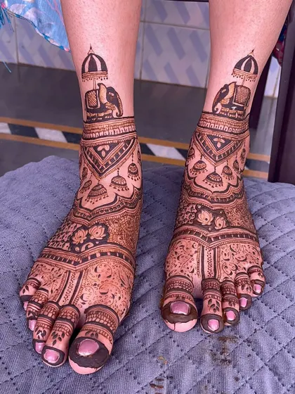 A clearer, brighter shot of the same elephant and jhumka feet design. The details are crisp and the pattern is perfectly symmetrical.