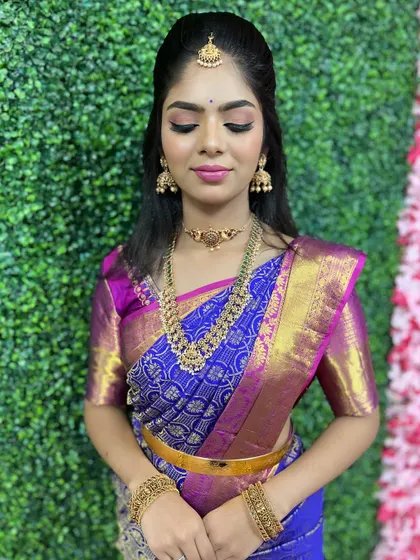 A simple and elegant "no-makeup" makeup look, perfect for pre-wedding functions. This technique is about enhancing natural beauty.
