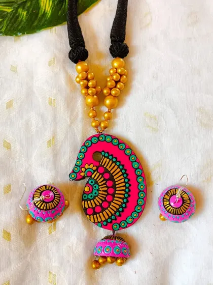 A duplicate image of the pink and green paisley set.