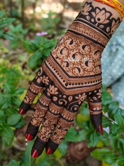 A simple and elegant back-hand design with clean lines and floral details.