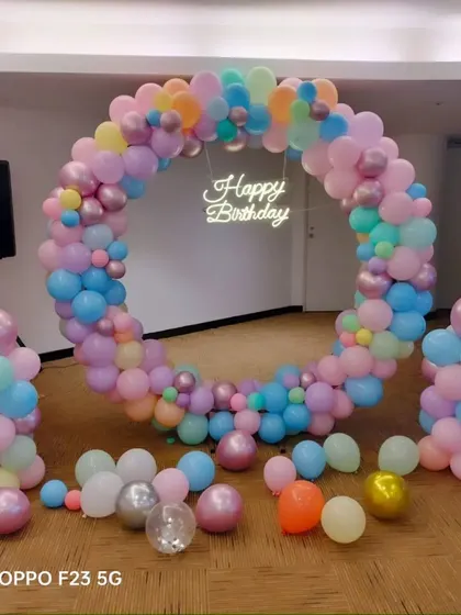 A simple and colourful pastel balloon ring with a "Happy Birthday" neon sign. This versatile setup is perfect for creating a fun and festive photo backdrop for any birthday party.