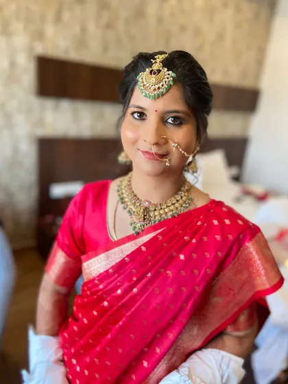 A beautiful Gujarati bride ready for her wedding. I loved creating this look with a focus on her eyes, complemented by a traditional matha patti and nath.