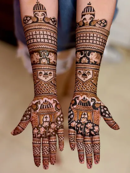 A straight-on view, highlighting the symmetry and the powerful imagery used in this bridal mehendi.