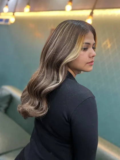 A beautiful brownish-blonde look with bold, face-framing blonde pieces. This style was created by students in our MasterClass, showcasing their incredible talent.