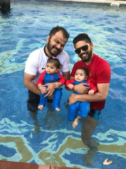 Double the fun! These two dads and their babies are enjoying a paired swim session together.