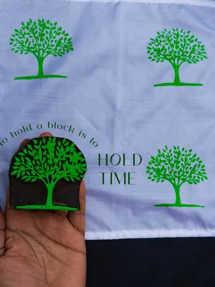 To hold a block is to hold time. This tree block, with its intricate branches, creates a beautiful and timeless print, connecting the user to the history of the craft.