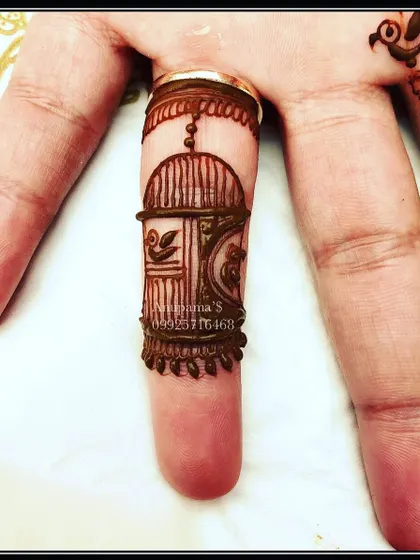 Found this minimal design from an old diary. A tiny, detailed birdcage on a single finger is a perfect example of how even the smallest mehandi can be beautiful.