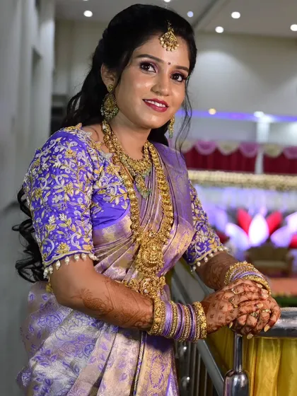 A beautiful portrait of Sahana at her reception. The soft purple saree and gold jewellery are paired with makeup that enhances her natural glow.