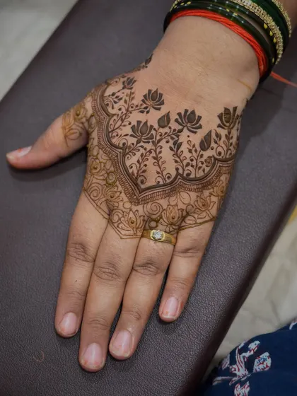 The final look of the hand demo before the henna is fully scraped off. The design is clean, elegant, and shows a mastery of fundamental techniques.