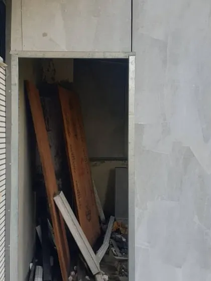 A closer look at the prefabricated panel installation. These foam-core panels, protected by steel sheets, provide an innovative and practical solution for adding rooms without overloading the structure.