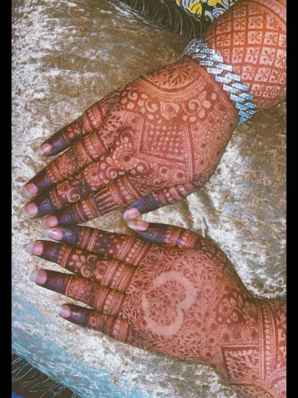 Another view of the stunning henna stain, showing how it looks from a different angle.