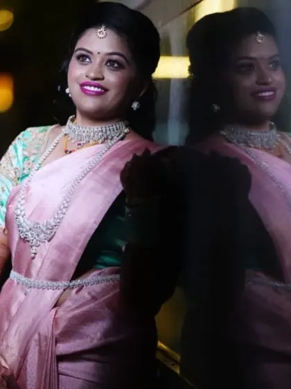 This bride's reflection captures her joy. Her pink reception saree is paired with sparkling diamond jewellery and a matching bright pink lip.