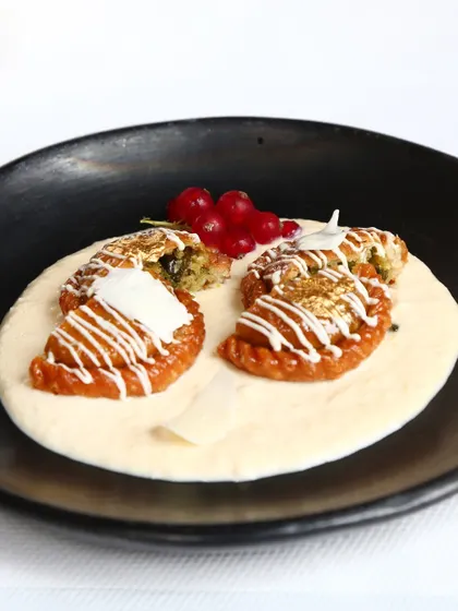 Our pistachio chandrakala with lacha rabri and white chocolate. This dessert, created for Holi, is a burst of festive flavours: nutty, creamy, and indulgent.