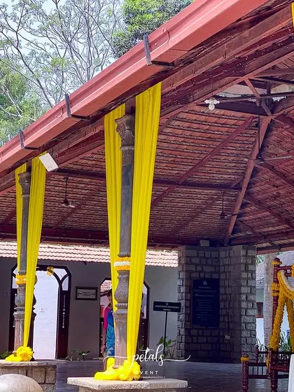 A duplicate image of the elegant and colorful pillar drapes.