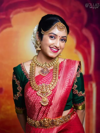 A smiling bride, looking confident and beautiful in her complete Muhurtham jewellery set.