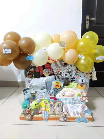 Another one of my teddy bear themed hampers, this one is overflowing with clothes and essentials. The neutral color palette and festive balloons make it a perfect welcome gift.
