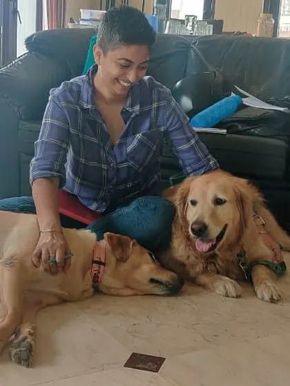 Relaxing with some furry classmates between sessions. A calm and positive environment is just as important for learning as the training itself, both for humans and for dogs.