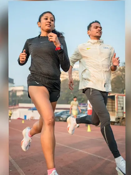 Pacing and pushing each other on the track. Competition and collaboration go hand in hand in our training sessions.