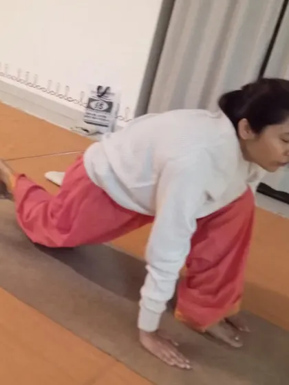 A participant holds Ashwa Sanchalanasana, the equestrian pose, with focus and stability.